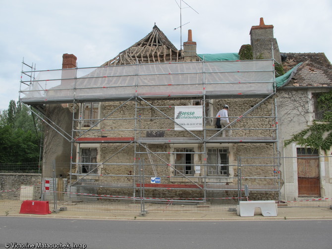 Vue d'ensemble de la façade de la construction du XIXe siècle en cours de fouille, avant sa démolition pour dégager les vestiges de l'enceinte de la basse-cour du début du XVe siècle de l'abbaye Saint-Pierre de Méobecq (Indre), 2012.