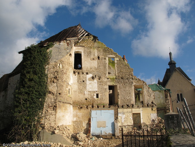 Vue d'ensemble de la portion d'enceinte de la basse-cour, début XVe siècle, dégagée après démolition des constructions du XIXe siècle, de l'abbaye Saint-Pierre de Méobecq (Indre), 2012. 
