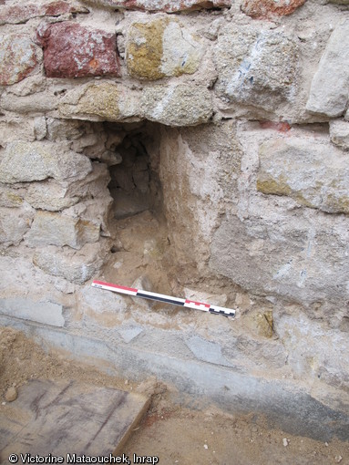 Mise au jour, lors de la campagne de fouilles, de l'angle du mur d'enceinte de la basse-cour de l'abbaye de Méobecq (Indre), grâce à un sondage effectué dans la maçonnerie de la façade de la construction du XIXe siècle englobant les vestiges de l'enceinte du début du XVe siècle, 2012.