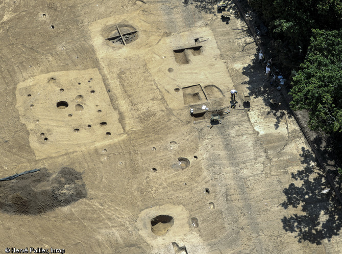 Vue aérienne de l'enclos gallo-romain des Ier-IIe siècles d'une surface d'environ 2000 m2 à Chavagne (Ille-et-Vilaine), 2014. 