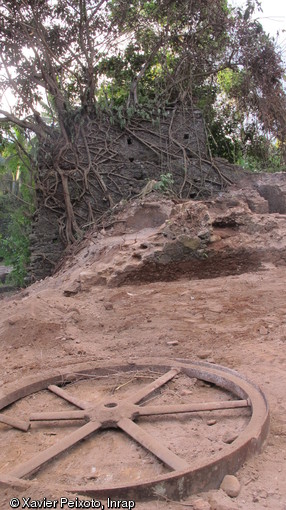 Vestiges de l'ancienne usine sucrière du Domaine de Coconi en cours de fouille, au premier plan le volant d'un moulin à canne, à Ouangani (Mayotte)