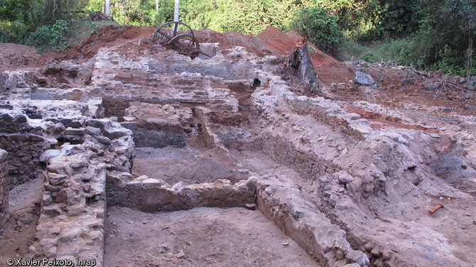 Vue générale de l'ancienne usine sucrière du Domaine de Coconi avec à l'arrière-plan le moulin à cannes, en cours de fouille à Ouangani (Mayotte).