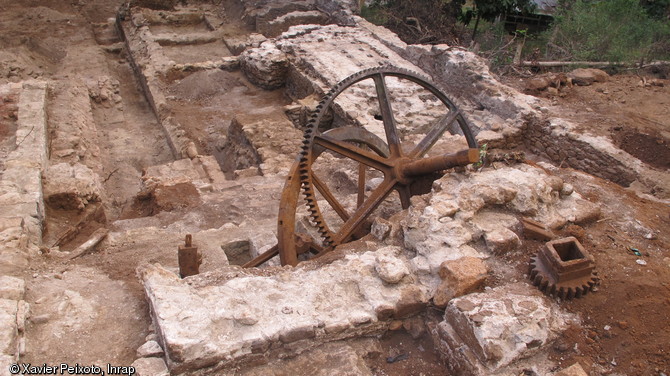 Vue générale de l'ancienne usine sucrière du Domaine de Coconi avec au premier plan le moulin à cannes, en cours de fouille à Ouangani (Mayotte).