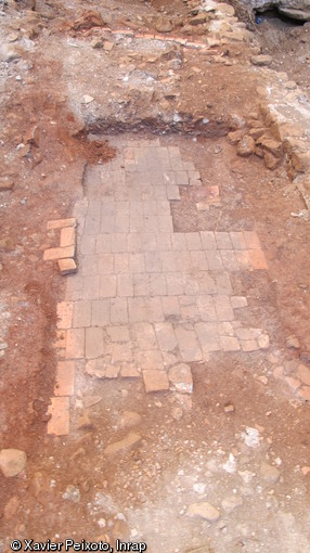 Cuve de défécation de l'ancienne usine sucrière du Domaine de Coconi, en cours de fouille à Ouangani (Mayotte)