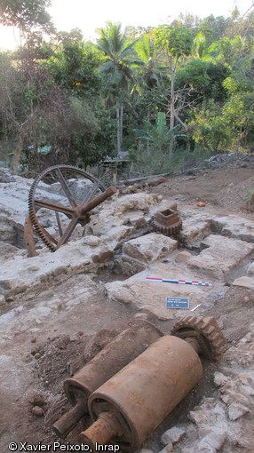 Vue de l'ancienne usine sucrière du Domaine de Coconi, cylindre du moulin à cannes, en cours de fouille à Ouangani (Mayotte)