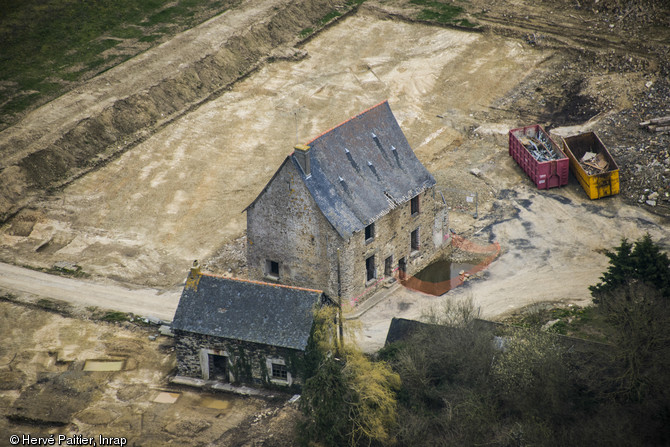 Vue aérienne d’un manoir daté de l’Epoque moderne, Torcé (Ille-et-Vilaine), 2013. Le manoir de Vassé à Torcé était la résidence secondaire de Gilles de la Maçonnais, bourgeois de Vitré et riche négociant en toile qui l’a fait édifier en 1520 après avoir fait fortune. Malgré des remaniements contemporains, la maison présente une volumétrie particulière, sa silhouette très élancée et son toit à forte pente en ardoises laissent supposer la présence d’un habitat plus ancien.