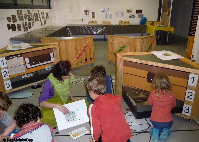 Atelier Stratigraphie réalisé par Cap'Archéo/Cap sciences et présenté lors de l'exposition  les Gaulois d'Aquitaine  à l'Archéopôle, Université de Bordeaux Montaigne, 2011.