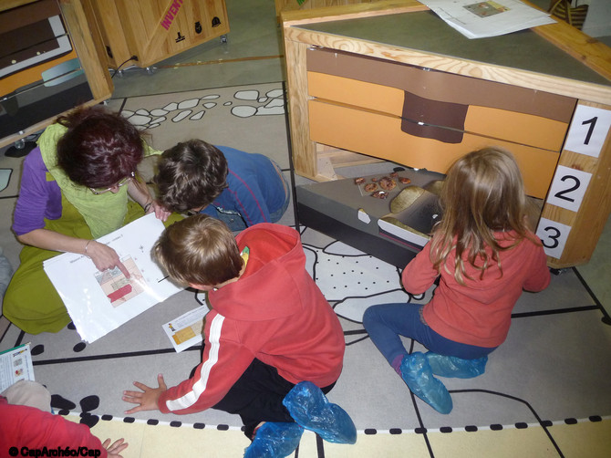 Atelier Stratigraphie réalisé par Cap'Archéo/Cap sciences et présenté lors de l'exposition  les Gaulois d'Aquitaine  à l'Archéopôle, Université de Bordeaux Montaigne, 2011.