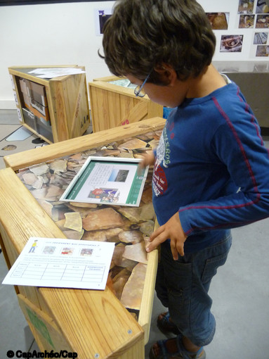 Atelier Stratigraphie réalisé par Cap'Archéo/Cap sciences et présenté lors de l'exposition  les Gaulois d'Aquitaine  à l'Archéopôle, Université de Bordeaux Montaigne, 2011.