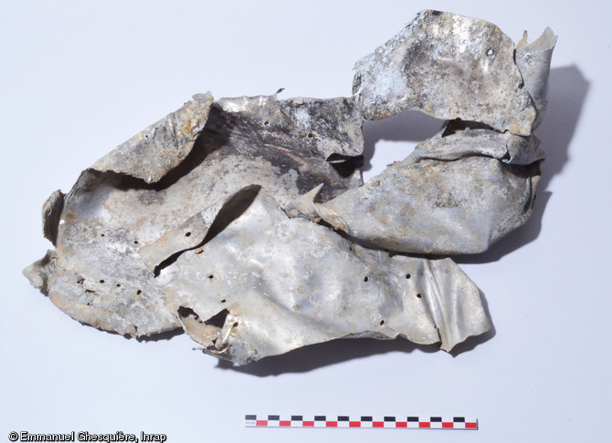 Fragments du fuselage d'un avion militaire britannique portant des traces de déformations, liées à l'impact au sol. Ils furent retrouvés près du lieu supposé de son crash. D'autres éléments plus caractéristiques appartiennent au système pneumatique ou hydraulique de l'avion et portent des numéros de série liés à leur fabrication. Datant de la Bataille de Normandie (Eté 1944) et découverts sur le site de Fleury-sur-Orne (Calvados).