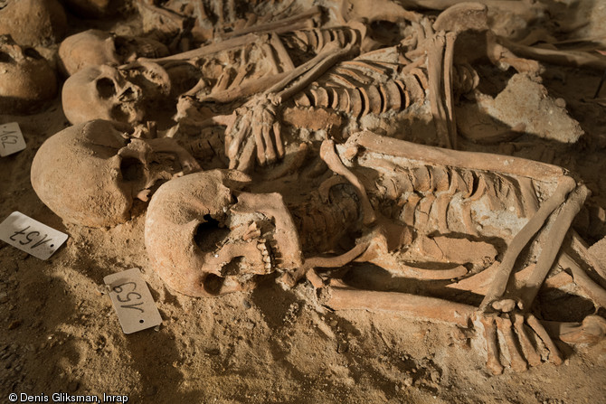 Détail d'une sépulture comprenant plus de 150 individus, mise au jour dans la cave d'un supermarché à Paris, en 2015.  Ont été découvertes neuf sépultures collectives appartenant à l'ancien hôpital de la Trinité, une institution construite au début du XIIIe siècle. 