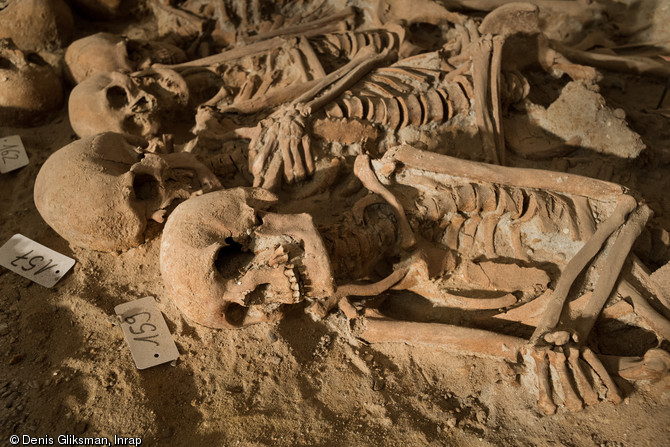Détail d'une sépulture comprenant plus de 150 individus, mise au jour dans la cave d'un supermarché à Paris, en 2015.  Ont été découvertes neuf sépultures collectives appartenant à l'ancien hôpital de la Trinité, une institution construite au début du XIIIe siècle. 