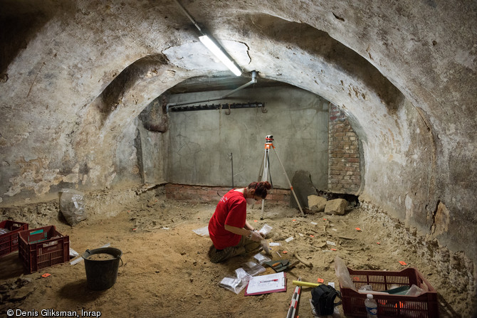 Démontage de squelettes d'une fosse commune mise au jour dans la cave d'un supermarché à Paris, en 2015.  Ont été découvertes neuf sépultures collectives appartenant à l'ancien hôpital de la Trinité, une institution construite au début du XIIIe siècle. 
