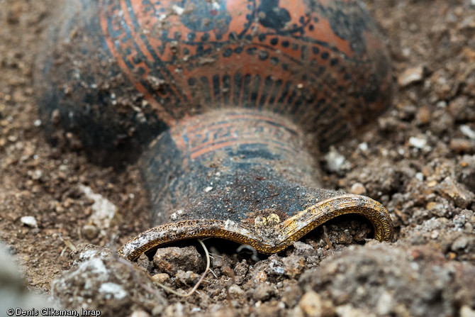 Détail d'une cruche grecque peinte provenant d'une tombe princière datée du début du Ve siècle avant notre ère, découverte dans un complexe funéraire monumental exceptionnel, mis au jour à Lavau (Aube), 2015.