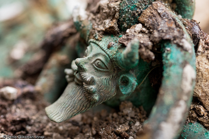 Anse d'un chaudron en bronze représentant la tête du dieu grec Acheloos provenant d'une tombe princière datée du début du Ve siècle avant notre ère, découverte dans un complexe funéraire monumental exceptionnel, mis au jour à Lavau (Aube), 2015.