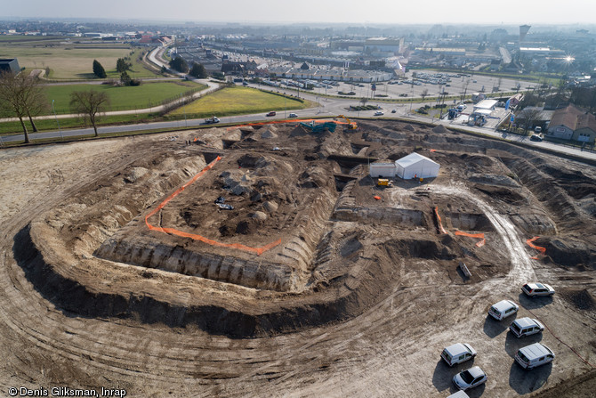 Vue aérienne d'un grand fossé ceinturant un tumulus princier Une  daté du début du Ve siècle avant notre ère, à Lavau (Aube), 2015.  Au centre de ce tumulus de 40 m de diamètre, le défunt et son char reposent au cœur d’une vaste chambre funéraire de 14 m², une des plus vastes recensée par les archéologues pour cette période de la fin du premier âge du Fer (le Hallstatt). 