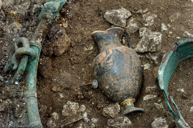 Cruche à vin grecque décorée retrouvée dans un chaudron en Bronze provenant d'une tombe princière datée du début du Ve siècle avant notre ère.  Elle a été découverte dans un complexe funéraire monumental exceptionnel, mis au jour à Lavau (Aube).