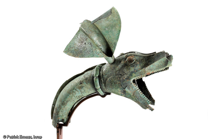 Pavillon de carnyx en forme de tête de sanglier en tôle martelée et soudée, avec un fragment d'oreille encore en place. Mis au jour à Naves (Tintignac). Restauration Materia Viva - support Marc Jeanclos