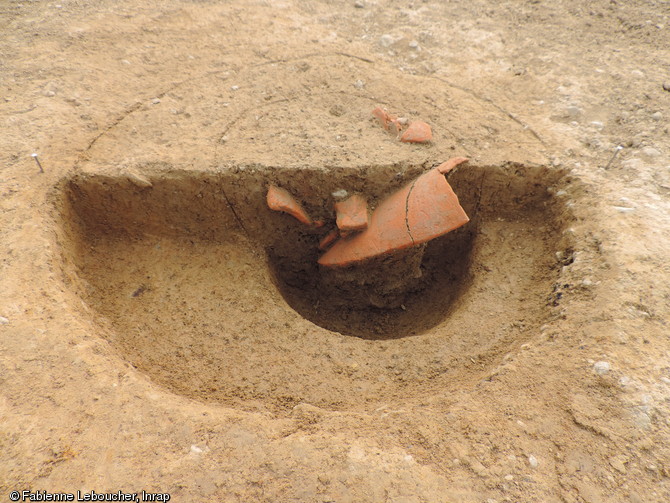 Trou de poteau avec amphore en cours de fouille sur le site de la période gauloise (IIe et Ier siècles avant notre ère) à Boufféré (Vendée), 2015.  Ce site témoigne d'une occupation résidentielle, peut-être une ferme.