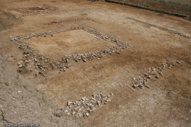 Vue du fanum (1er siècle de notre ère), clôturé par un mur : le péribole, à Estrées-Saint-Denis (Oise), 2014.  