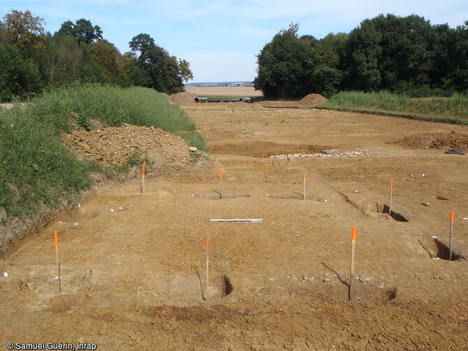 Vue de la fouille du temple gaulois (Ier siècle av. notre ère) qui précédait la construction du sanctuaire gallo-romain à Estrées-Saint-Denis (Oise), 2014.  Des vestiges de poteaux et d'éventuelles sablières ont été mis en évidence à l'emplacement même du fanum et du péribole.  