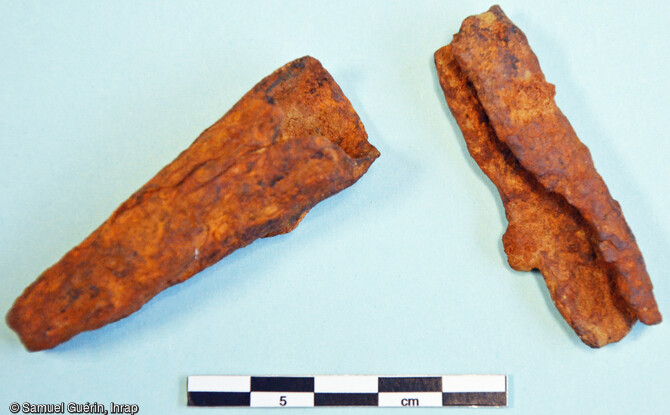 Talon de lance et fragment d'orle de bouclier découverts dans une fosse du temple gaulois (Ier siècle av. notre ère) à Estrées-Saint-Denis (Oise), 2014.