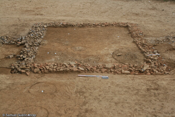 Fondations de radiers de silex et de tuiles de la tour-porche et départ des galeries de circulation adjacentes de l'enclos romain à Estrées-Saint-Denis (Oise), 2014.  