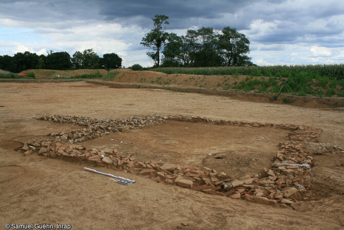 Fondations de radiers de silex et de tuiles de la tour-porche et départ des galeries de circulation adjacentes de l'enclos romain à Estrées-Saint-Denis (Oise), 2014. 