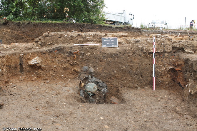 Découverte du dépôt de vaisselle dont un service à vin du IIIe siècle de notre ère, sur le site d'Argentomagus à Saint-Marcel (Indre), 2013.