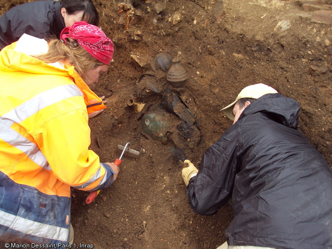 Dégagement d'un dépôt de vaisselle dont un service à vin du IIIe siècle de notre ère, sur le site d'Argentomagus à Saint-Marcel (Indre), 2013.