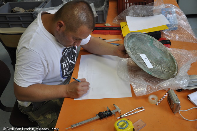 Etude du mobilier issu du dépôt de vaisselle dont un service à vin du IIIe siècle de notre ère, sur le site d'Argentomagus à Saint-Marcel (Indre), 2013.