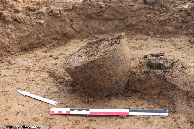 Urne cinéraire gauloise en céramique, mise au jour sur le site de la ferme de la fin de la période gauloise (IIe et 1er siècle avant notre ère) à Valognes (Manche), 2015.