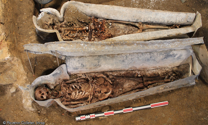 Cercueils en plomb contenant des squelettes découverts au couvent des Jacobins, Rennes (Ille-et-Vilaine).  Ces squelettes étaient assez bien conservés, des pratiques d’embaumements rituels ont pu être observés.