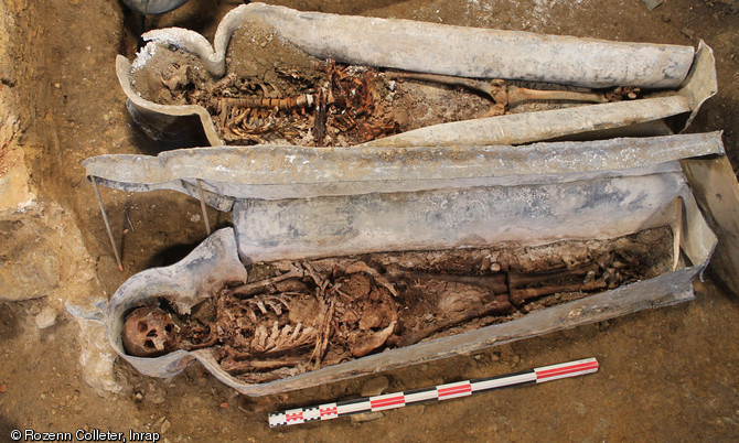 Cercueils en plomb contenant des squelettes découverts au couvent des Jacobins, Rennes (Ille-et-Vilaine). Ces squelettes étaient assez bien conservés, des pratiques d’embaumements rituels ont pu être observés.