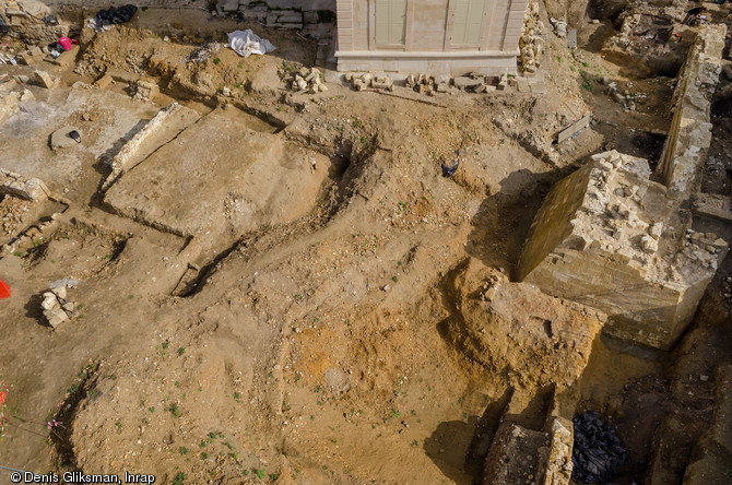 Vue générale des fouilles : à gauche, les restes du manoir seigneurial (XIII-XIVe s.) coupés par le fossé ;  à droite, la tour d'angle et le mur du corps de logis du château (XII-XIVe s.) à Viarmes (Val-d'Oise), 2013.