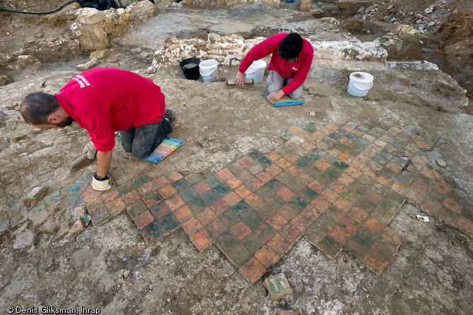 Fouille d'une pièce du manoir seigneurial (XIIIe-XIVe s.)avec une partie de son sol décoré de carreaux de pavement jaunes, verts et bicolores à Viarmes (Val-d'Oise), 2013.