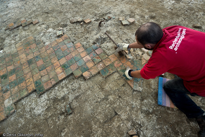 Fouille d'une pièce du manoir seigneurial (XIIIe-XIVe s.)avec une partie de son sol décoré de carreaux de pavement jaunes, verts et bicolores à Viarmes (Val-d'Oise), 2013.