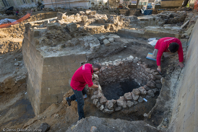 Fouille d'un four mérovingien préservé miraculeusement entre le fossé (XIe s.) et la tour du château à Viarmes (Val-d'Oise), 2013.