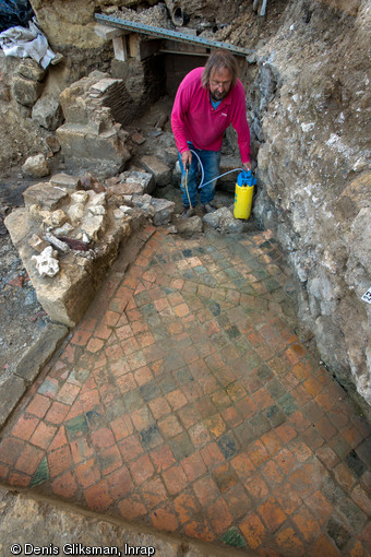 Autre salle du manoir seigneurial (XIIIe-XIVe s.)au pavement conservé, au fond à gauche une cheminée, à Viarmes (Val-d'Oise), 2013.