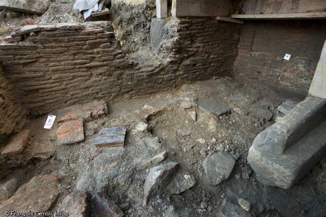 Détail de la cheminée médiévale en tuiles, à droite un meneau de fenêtre du manoir seigneurial (XIIIe-XIVe s.) à Viarmes (Val-d'Oise), 2013.