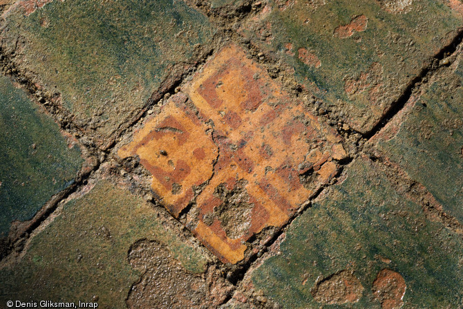 Détail du sol pavé du manoir seigneurial (XIIIe-XIVe s.) à Viarmes (Val-d'Oise), 2013.