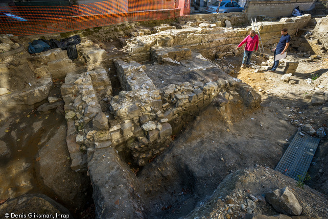 Bâtiment du XIIe siècle avec foyer adossé au corps de logis du château. Au premier plan, le fossé du X-XIe siècle à Viarmes (Val-d'Oise), 2013. 