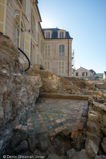 Vestiges du sol pavé du manoir des Chambly (fin XIIIe-début XIVe s.) sous l'hôtel Camus de Pontcarré du XVIIIe siècle (actuelle mairie) à Viarmes (Val-d'Oise), 2013.